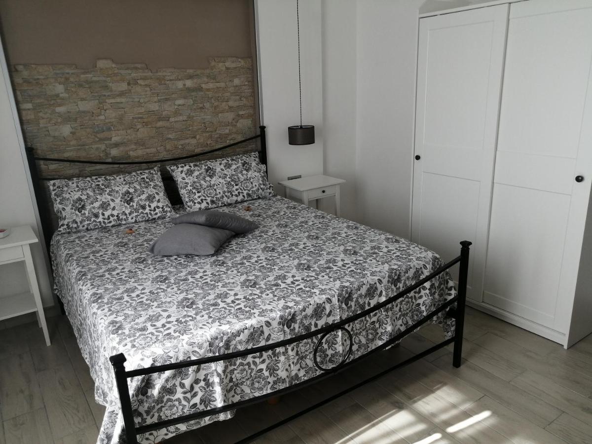 Prima Stella Tourist Rooms Minturno Exteriör bild